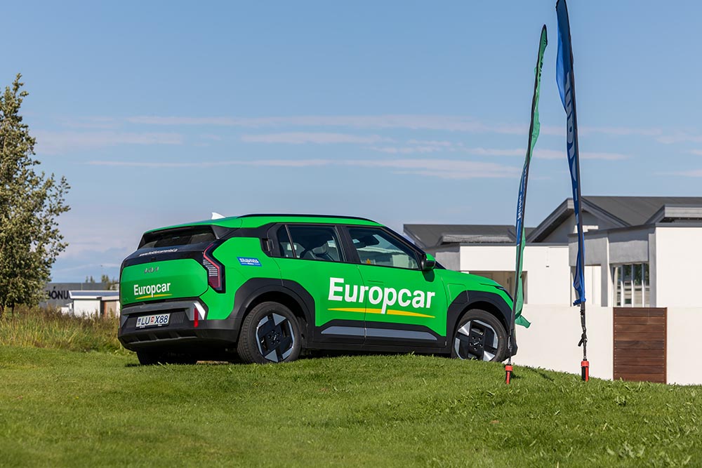 Bíll merktur Europcar - Bílaleigu Akureyrar