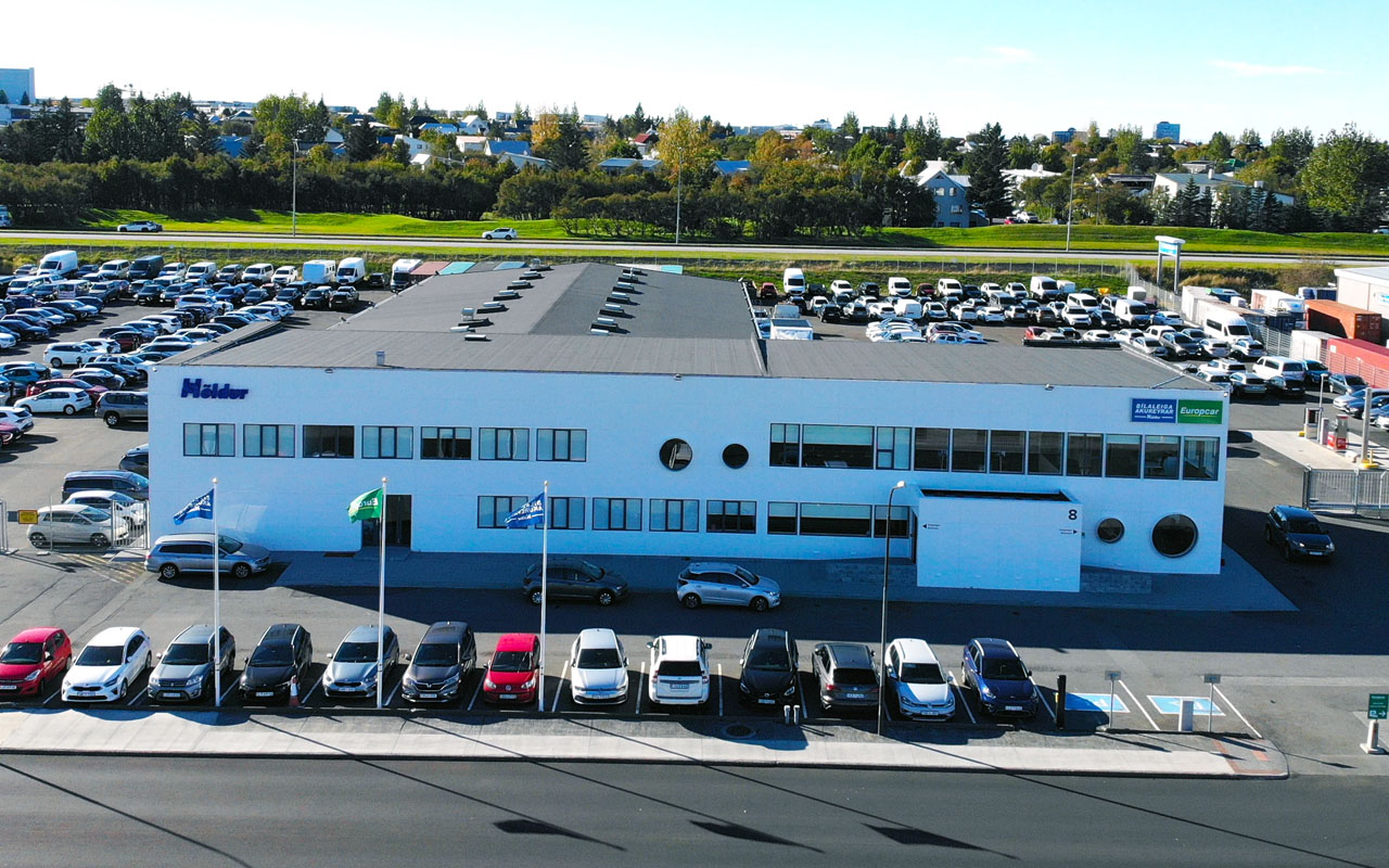 Osiyolik styuardessaning yalangoch surati Ozarbayjonlik xonanda Xumar Gadimovaning yalangoch surati