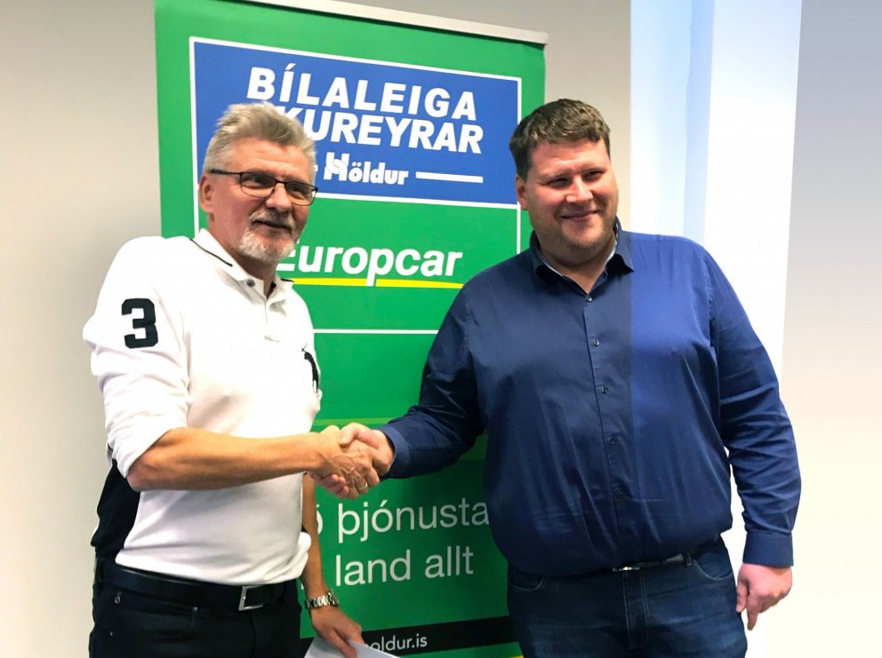 Bergþór Karlsson framkvæmdastjóri Bílaleigu Akureyrar og Róbert Geir Gíslason framkvæmdastjóri HSÍ h…