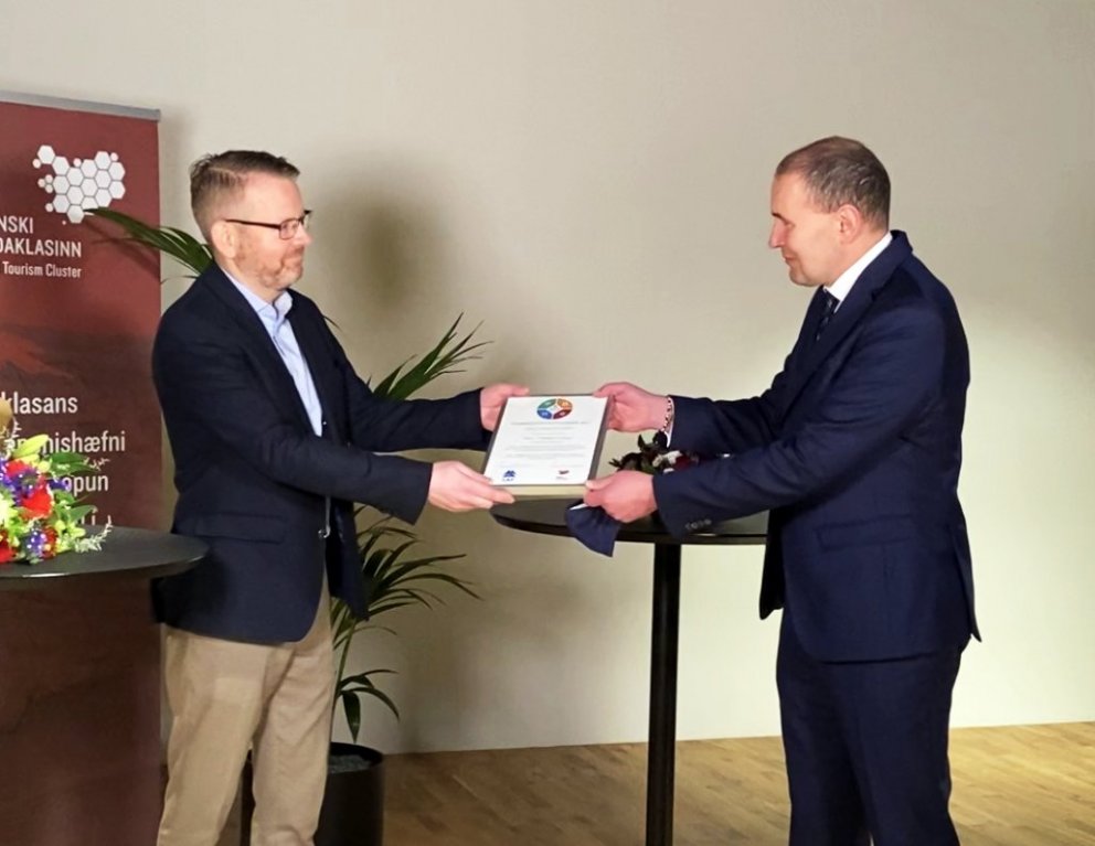 Guðni Th. Jóhannesson forseti Íslands afhendir Jóni Gesti Ólafssyni gæða- umhverfis og öryggisstjóra…