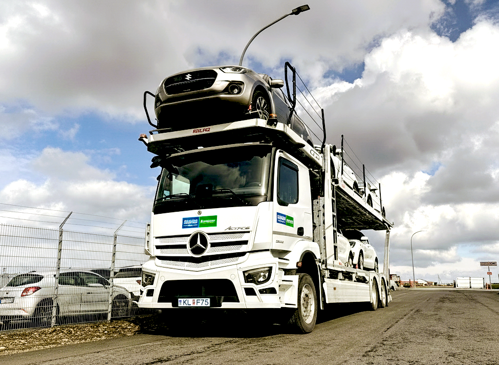 Bíllinn er með Rolfo ábyggingu fyrir flutning á allt að 5 bílum