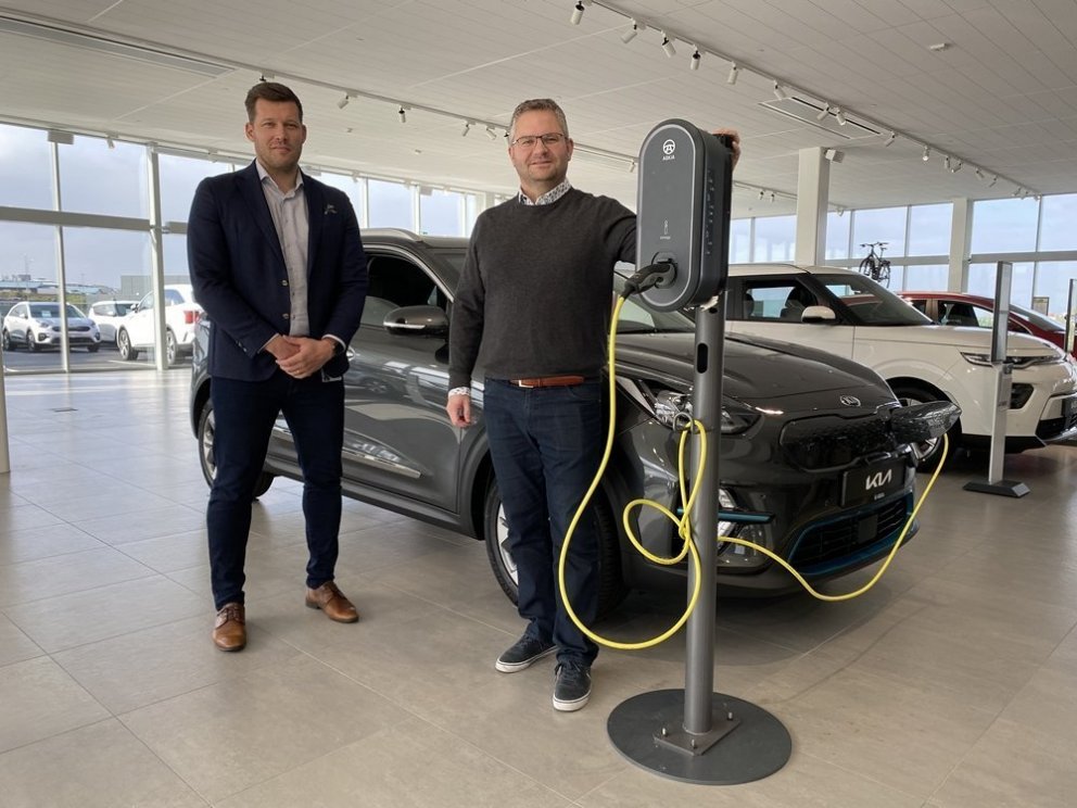 Kristmann Freyr Dagsson - Öskju og Pálmi Viðar Snorrason - Bílaleigu Akureyrar, við einn af rafbílun&hellip;