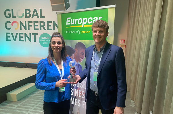 Þorbjörg Jóhannsdóttir sölustjóri Europcar á Íslandi og Steingrímur Birgisson forstjóri Hölds-Bílale&hellip;