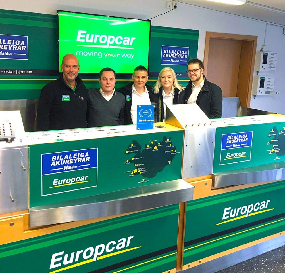 Starfsfólk Bílaleigu Akureyrar á Reykjavíkurflugvelli með viðurkenninguna