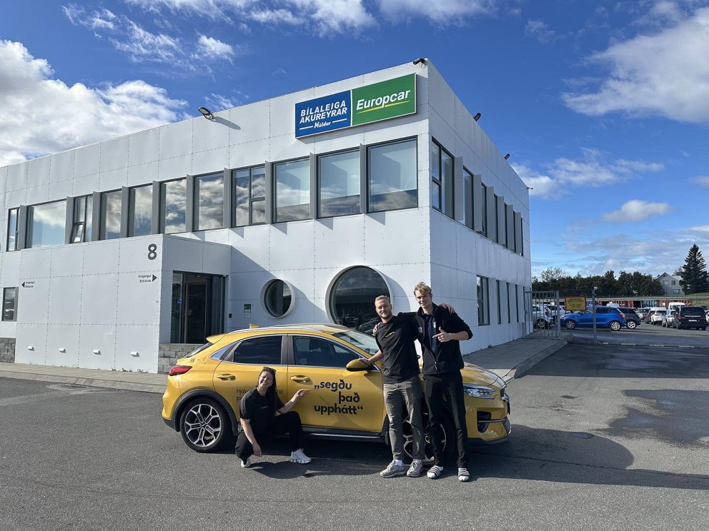 Bíllinn var að sjálfsögðu gulur að lit og merktur átakinu í bak og fyrir.