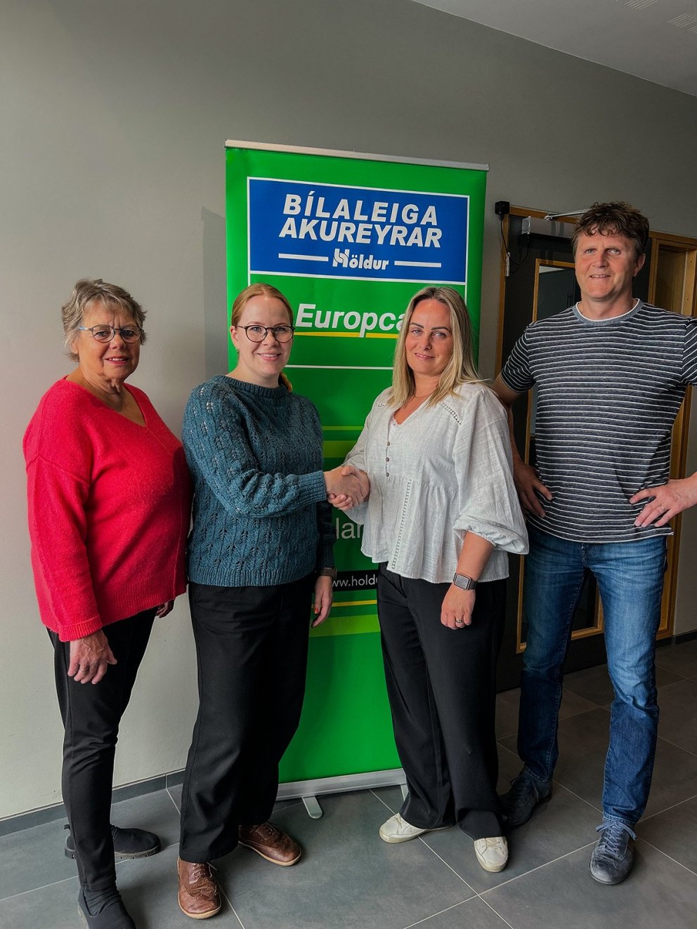 Á myndinni, sem tekin var eftir undirritun samningsins, má sjá frá vinstri Sigríði Stefánsdóttur og …