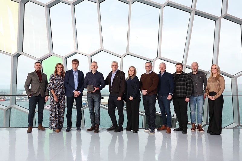 Fulltrúar Hölds-Bílaleigu Akureyrar ásamt fulltrúum VÍS eftir verðlaunaafhendinguna í Hörpu