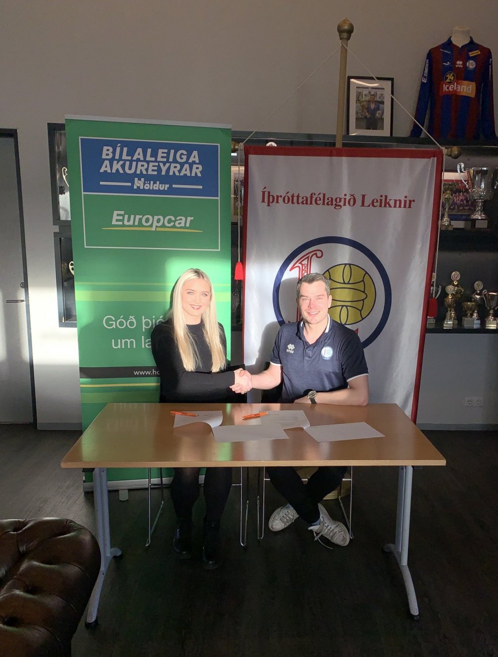 Þórhildur Steingrímsdóttir frá Bílaleigu Akureyrar og Helgi Hafsteinsson frá Leikni undirrituðu samn…