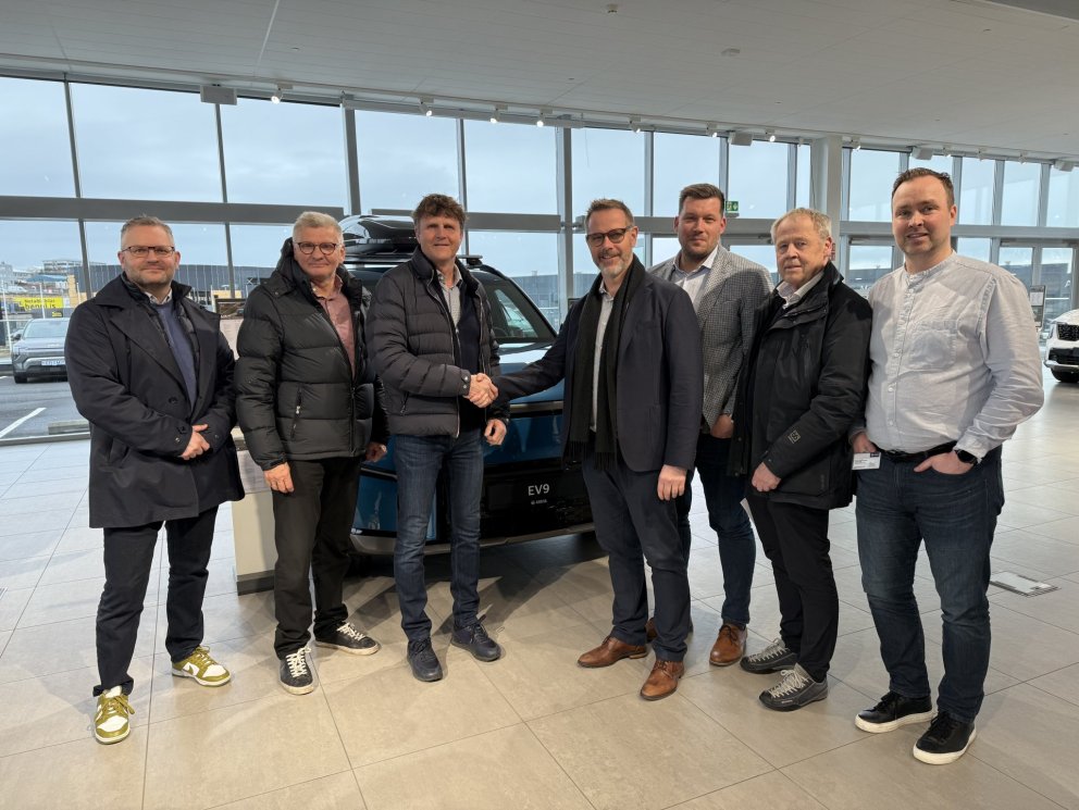 Bílakaupasamningurinn handsalaður af Steingrími Birgissyni, forstjóra Hölds og Jóni Trausta Ólafssyn…
