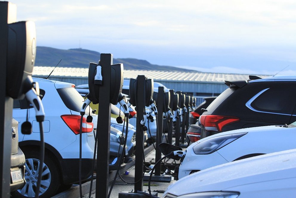 Uppbygging hleðsluinnviða á starfsstöðum fyrirtækisins hefur gengið vel.