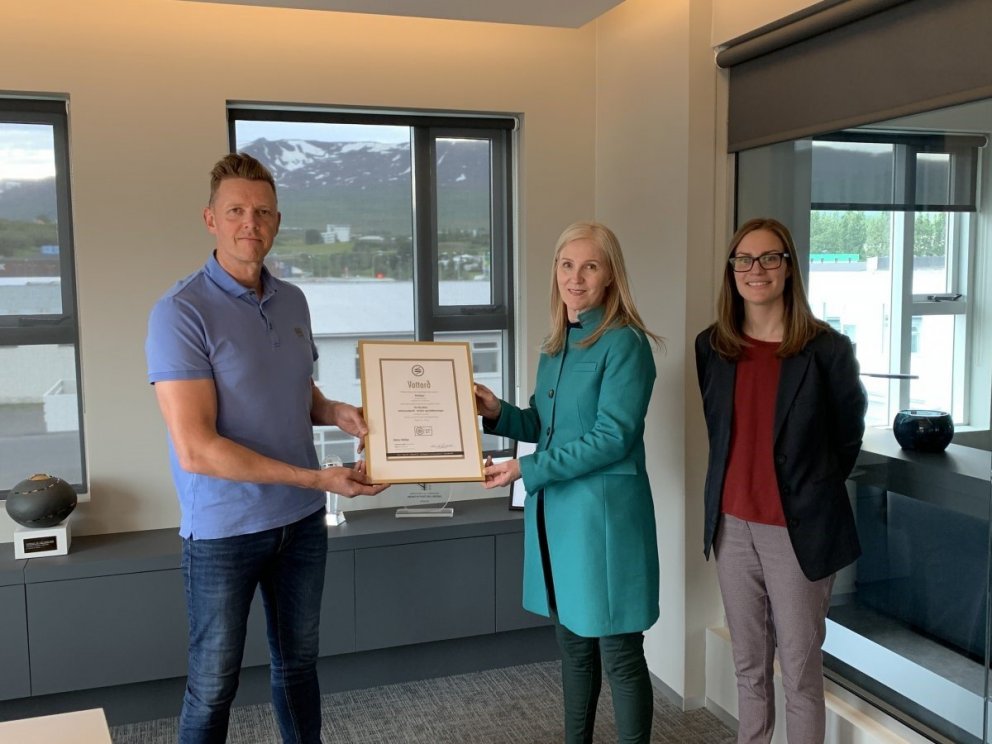 Geir Kristinn Aðalsteinsson, Mannauðsstjóri Hölds tekur við vottorði um jafnlaunavottun.