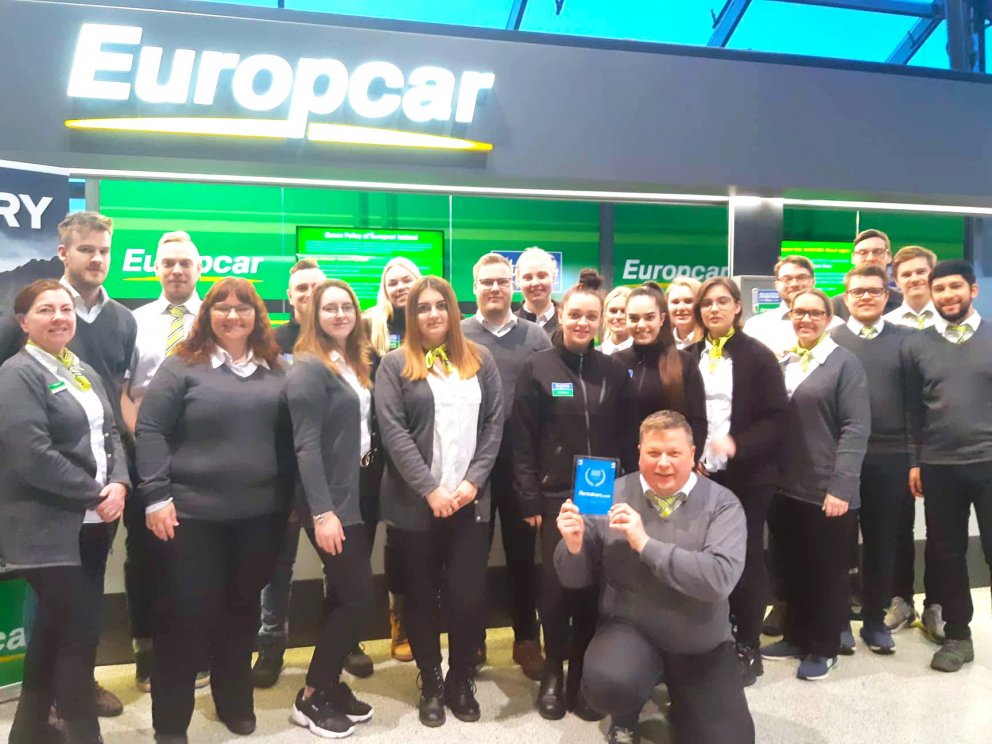 Frábær hópur starfsfólks í Keflavík með viðurkenninguna frá Rentalcars.com