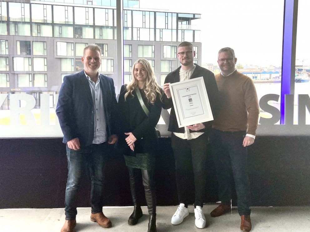 Fulltrúar Hölds með viðurkenninguna.