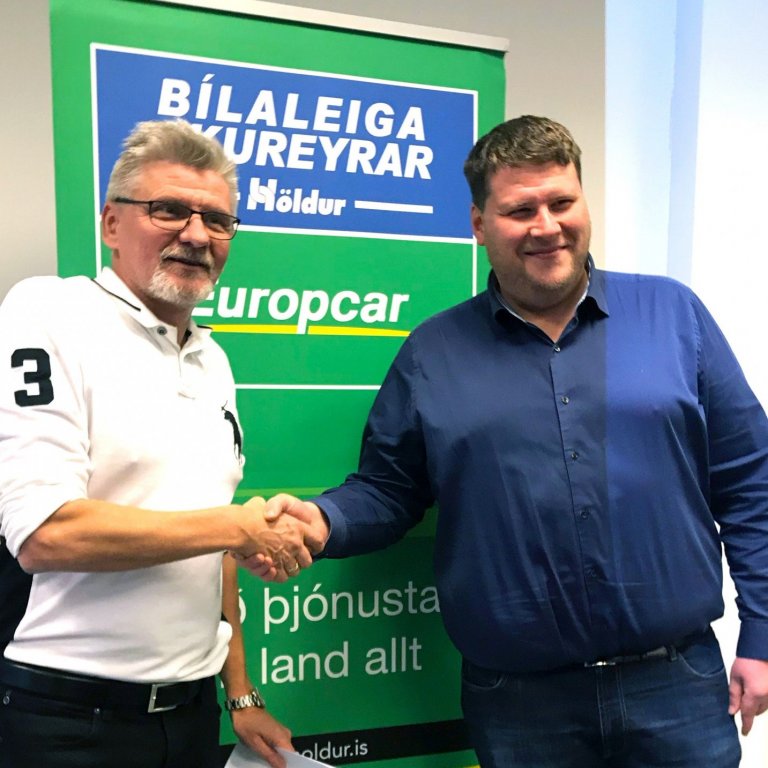 Bergþór Karlsson framkvæmdastjóri Bílaleigu Akureyrar og Róbert Geir Gíslason framkvæmdastjóri HSÍ h…