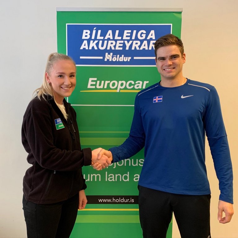 Bílaleiga Akureyrar styður við bakið á fremsta sundmanni landsins.