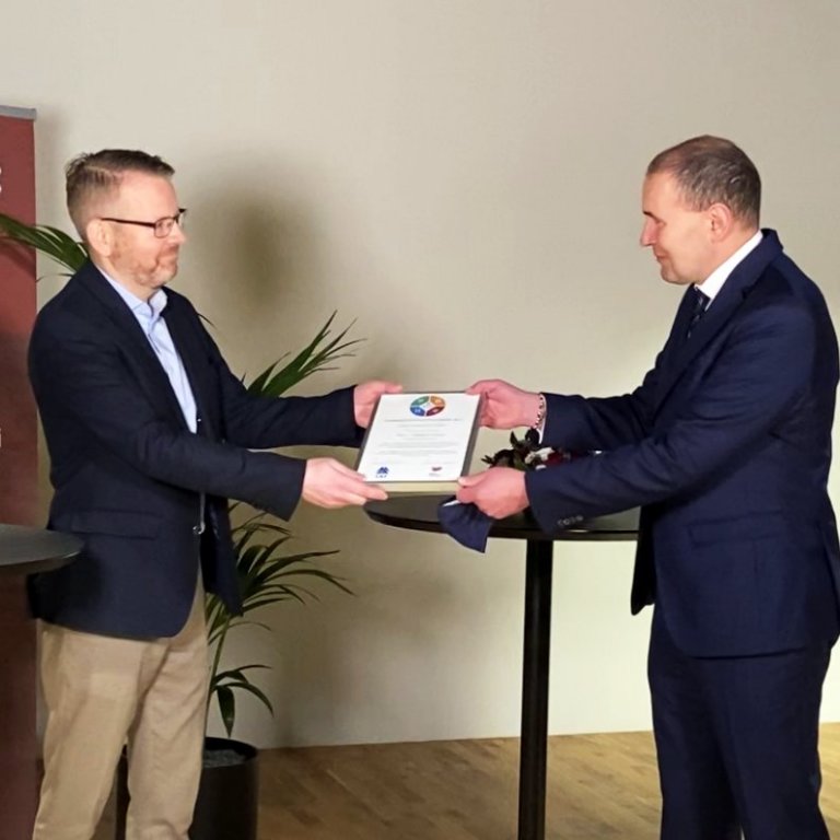 Guðni Th. Jóhannesson forseti Íslands afhendir Jóni Gesti Ólafssyni gæða- umhverfis og öryggisstjóra…