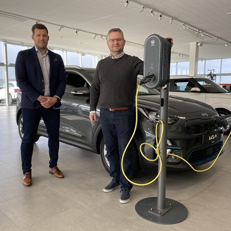 Kristmann Freyr Dagsson - Öskju og Pálmi Viðar Snorrason - Bílaleigu Akureyrar, við einn af rafbílun…