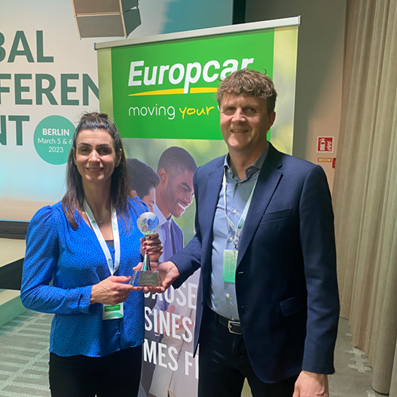 Þorbjörg Jóhannsdóttir sölustjóri Europcar á Íslandi og Steingrímur Birgisson forstjóri Hölds-Bílale…