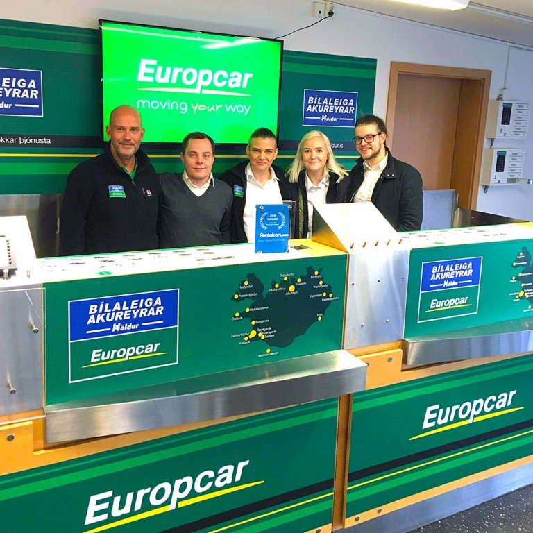 Starfsfólk Bílaleigu Akureyrar á Reykjavíkurflugvelli með viðurkenninguna
