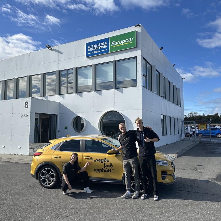 Bíllinn var að sjálfsögðu gulur að lit og merktur átakinu í bak og fyrir.