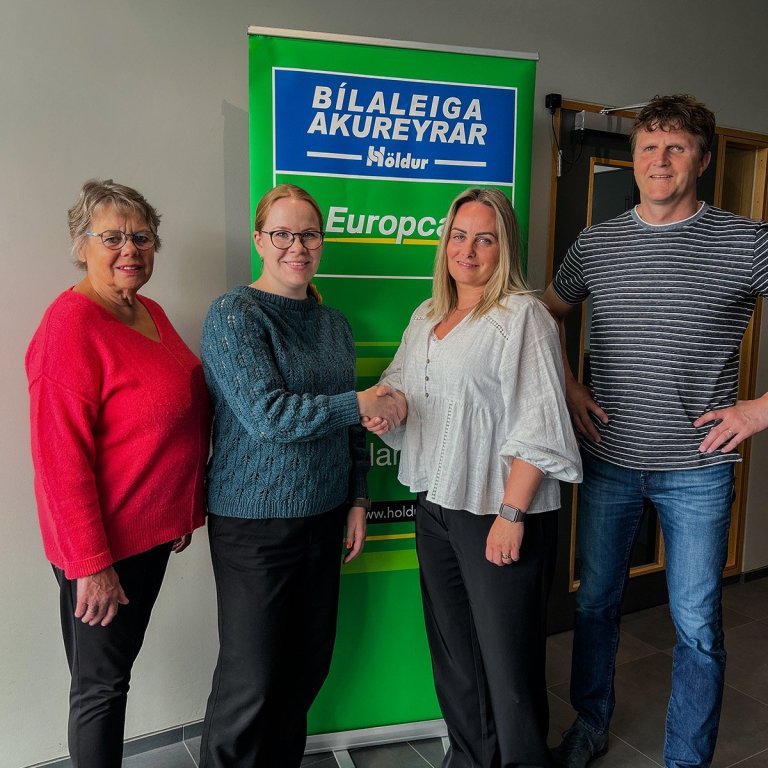 Á myndinni, sem tekin var eftir undirritun samningsins, má sjá frá vinstri Sigríði Stefánsdóttur og …