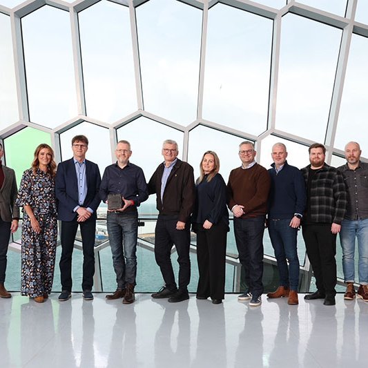 Fulltrúar Hölds-Bílaleigu Akureyrar ásamt fulltrúum VÍS eftir verðlaunaafhendinguna í Hörpu