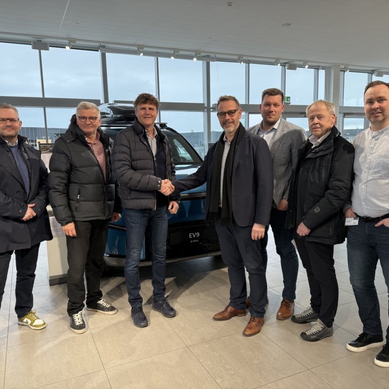 Bílakaupasamningurinn handsalaður af Steingrími Birgissyni, forstjóra Hölds og Jóni Trausta Ólafssyn…