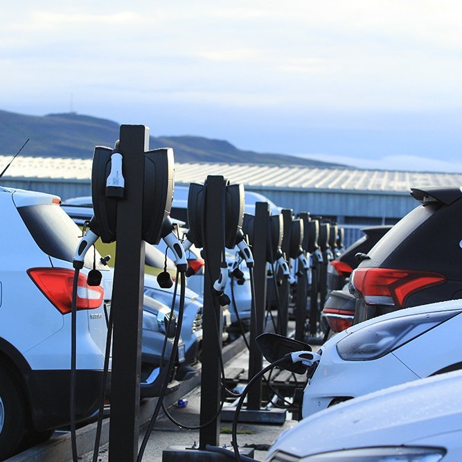 Uppbygging hleðsluinnviða á starfsstöðum fyrirtækisins hefur gengið vel.