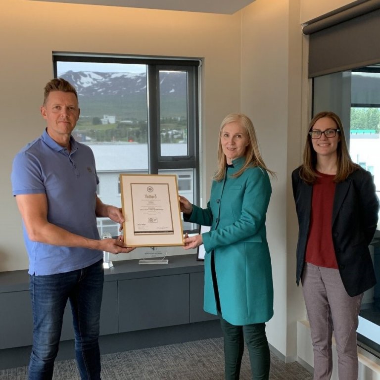 Geir Kristinn Aðalsteinsson, Mannauðsstjóri Hölds tekur við vottorði um jafnlaunavottun.