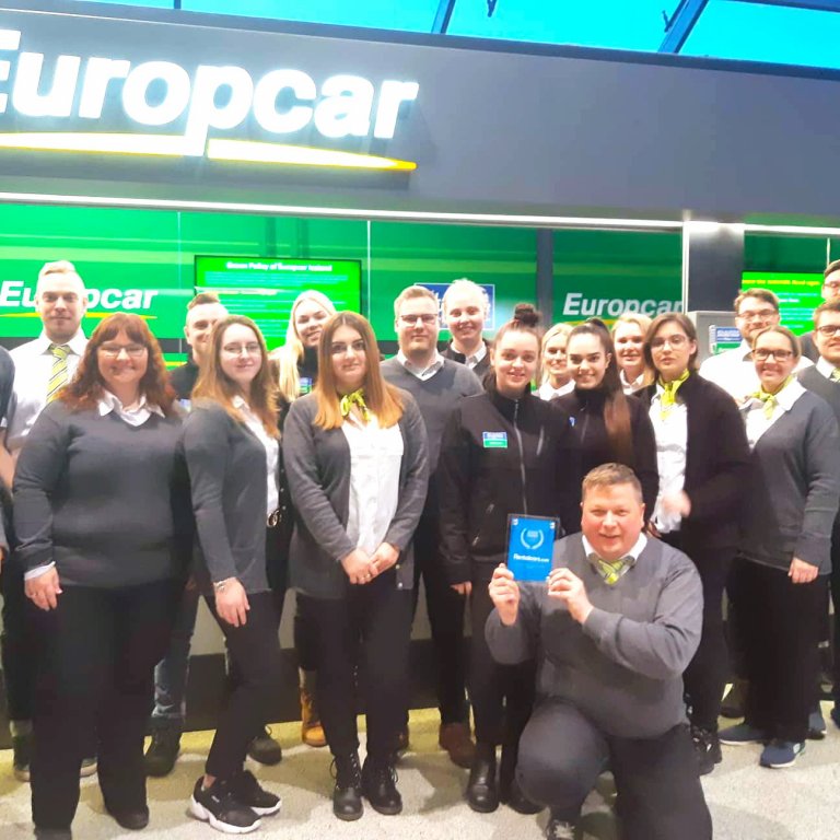 Frábær hópur starfsfólks í Keflavík með viðurkenninguna frá Rentalcars.com