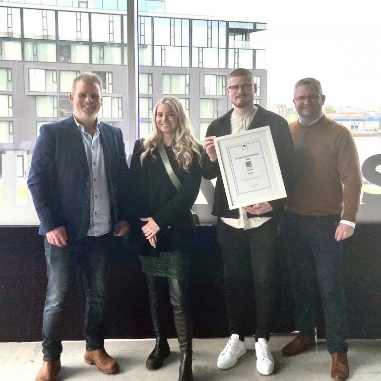 Fulltrúar Hölds með viðurkenninguna.